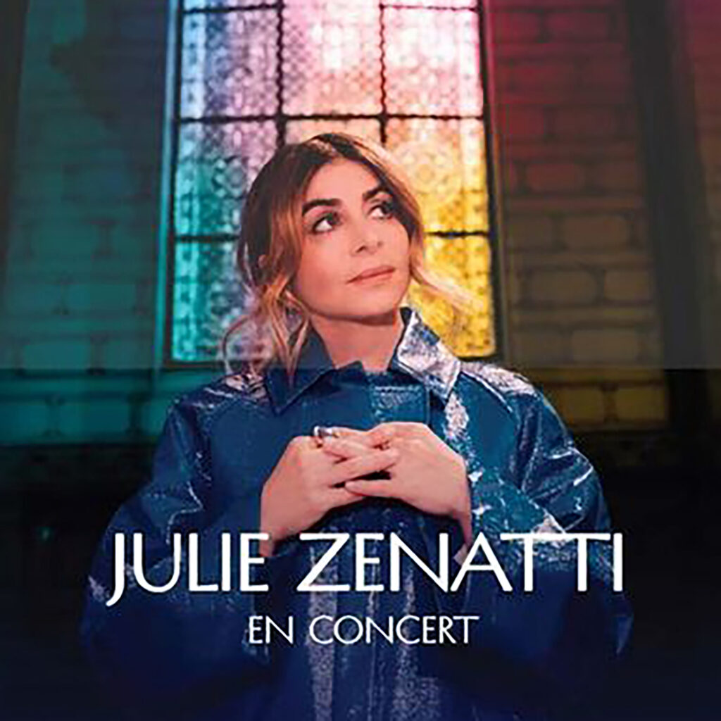 Affiche pour les concerts de Julie. Elle pose devant des vitraux colorés.